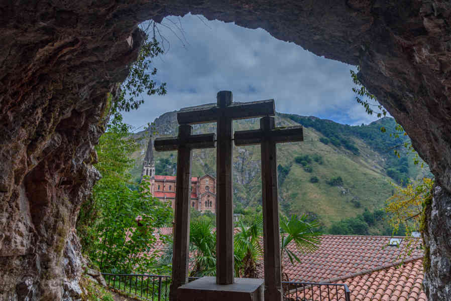 Principado de Asturias 032 - parque nacional de los Picos de Europa - santuario de Covadonga - Santa Cueva.jpg